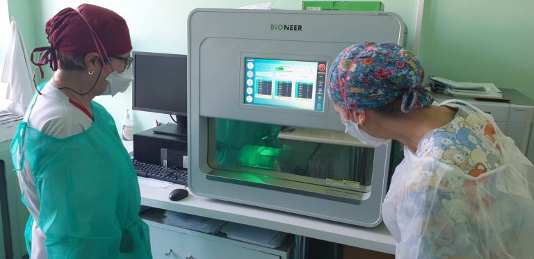 În laboratorul Spitalului de Boli Infecțioase se pot realiza, cu ajutorul aparatului PCR, testele pentru depistarea gripei VIDEO