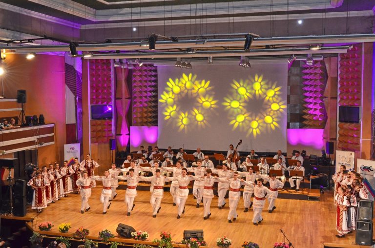 Cercuri de dansuri și muzică la Centrul de Cultură și Artă al județului