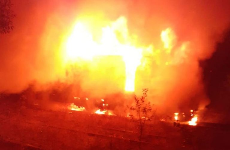 Locomotiva unui tren de marfă a ars într-o stație din județul Hunedoara VIDEO