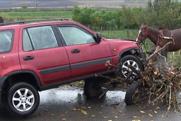 Accident spectaculos provocat de o șoferițä de 72 de ani