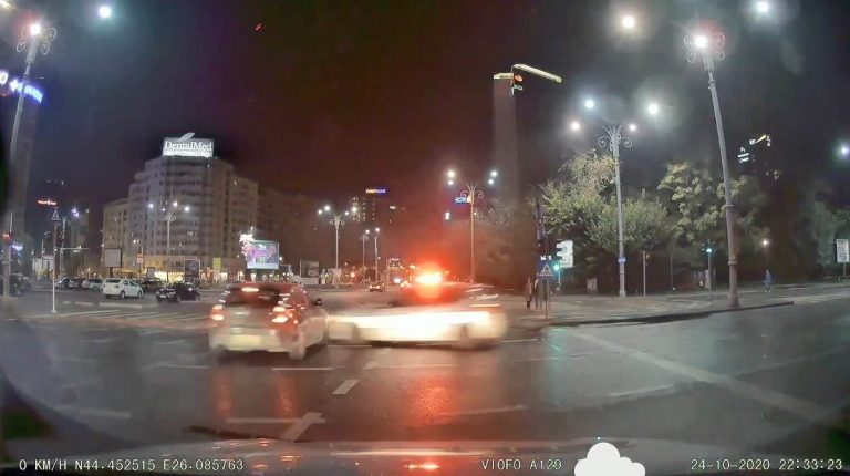 O mașină de poliție a intrat în plin într-un alt autoturism