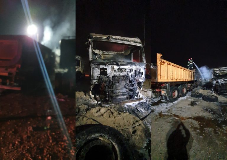 Trei camioane au ars complet într-o balastieră din vestul țării, în urma unui scurtcircuit