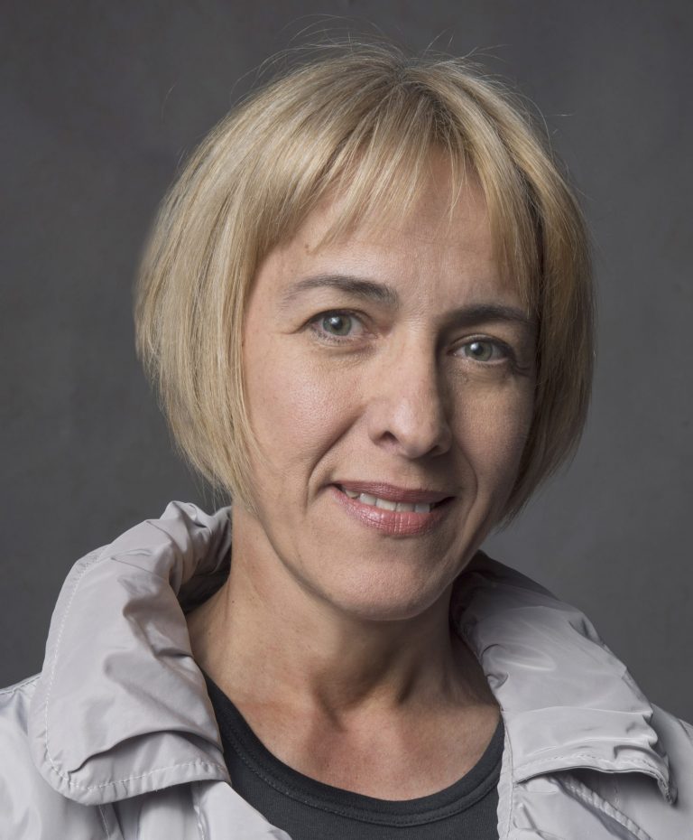 „Singura competiție a fost și este doar cu mine, atunci când simt nevoia să mă pun la încercare”. Interviu cu artista vizuală Adriana Lucaciu