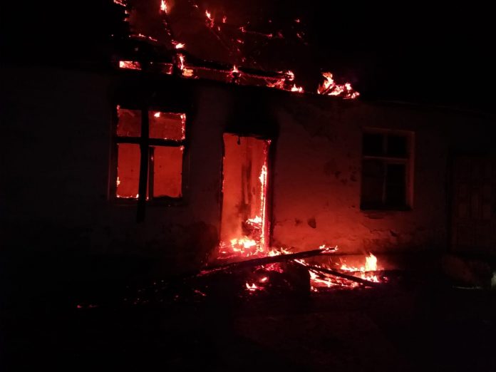 Incendiu puternic la o casă a Primăriei Buchin (4)
