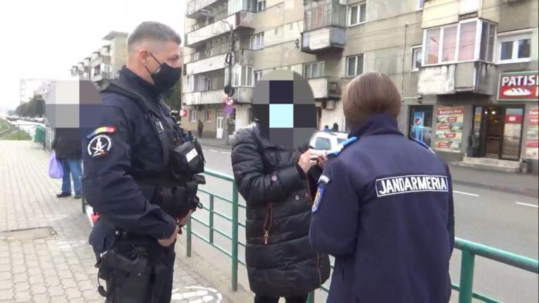 Alertă: Femeie confirmată cu COVID-19, descoperită de jandarmi într-o stație de tramvai
