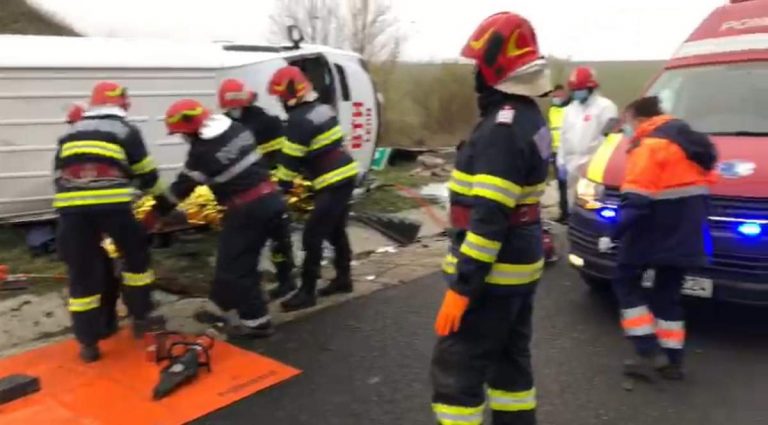 Accident cumplit: Un microbuz plin cu pasageri, răsturnat pe autostradă