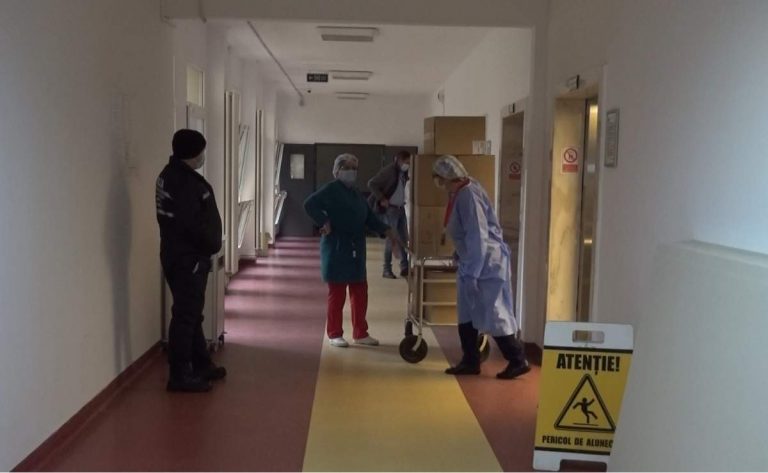 Pacientă cu COVID-19, găsită înjunghiată în baia spitalului