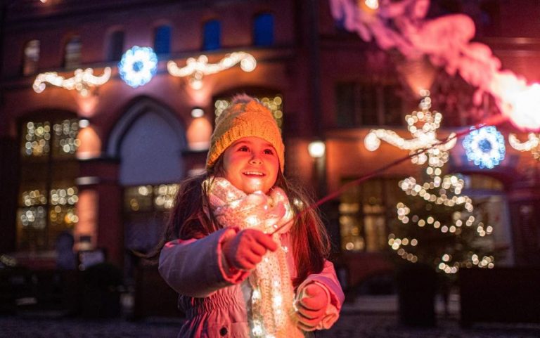 O fetiță de 8 ani a murit după ce a stins luminițele într-un brad de Crăciun.  Nenorocirea s-a întâmplat într-o piață publică