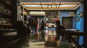 Un pacient cu COVID-19 a fugit din spital pentru a merge la bar