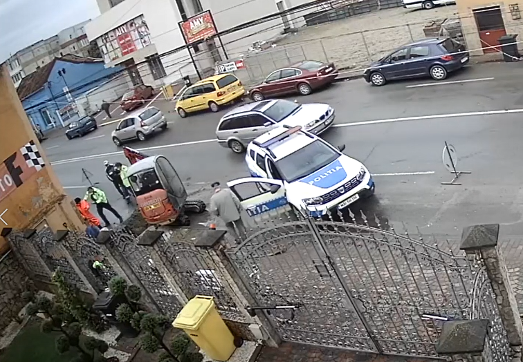 Polițist din vestul țării, înjunghiat de un bărbat căruia i-a atras atenția că nu poartă mască VIDEO