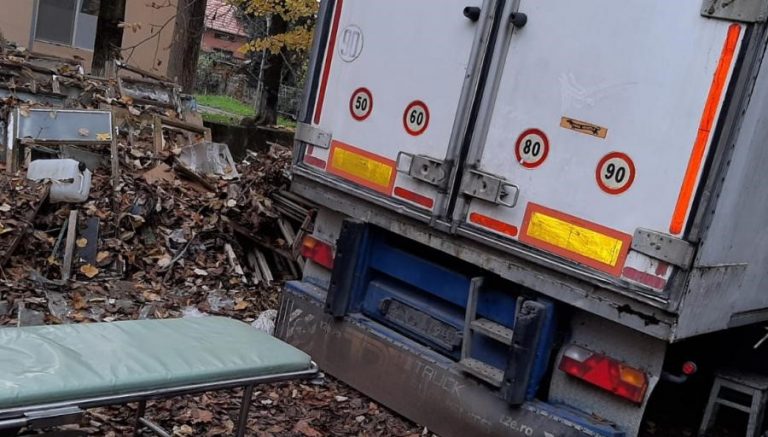 Scandal la Spitalul Lugoj! Un decedat, băgat în sac și depozitat într-un camion frigorific aflat lângă gunoaie