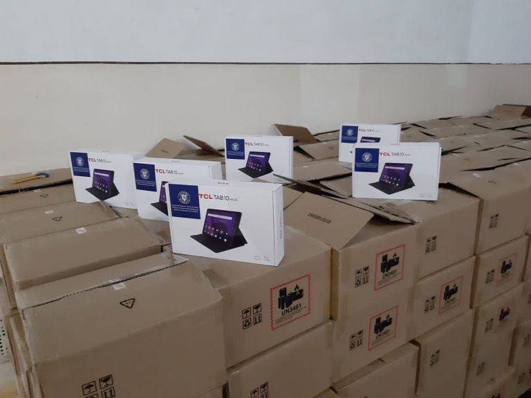 Mii de tablete pentru elevi au ajuns în Timiș