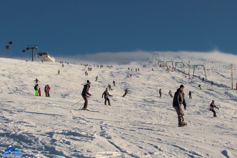 Pârtiile din Straja sunt pregătite pentru schi. Aproximativ 7.000 de persoane, prezente în stațiune de Crăciun