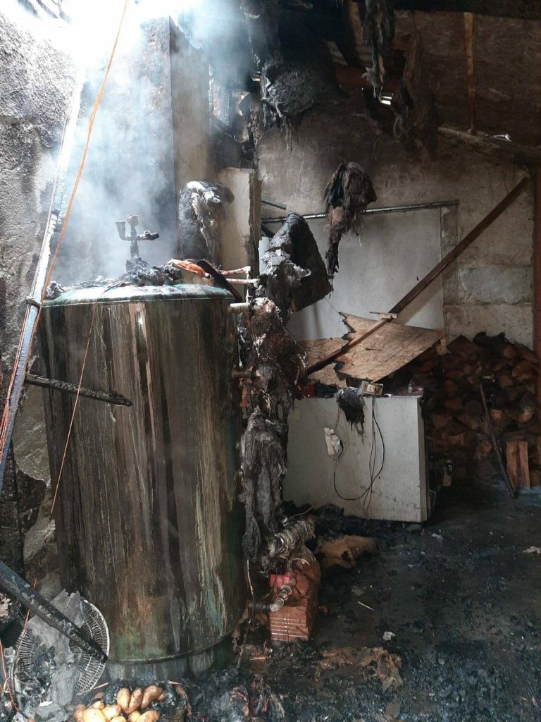 Incendiu depistat întâmplător de pompieri din vestul țării, când au intrat în locuinţa unui bărbat găsit inconştient