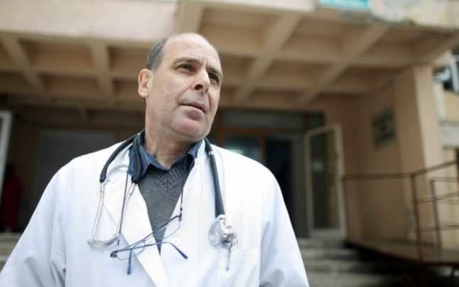 Medicul Virgil Musta, înainte de a lua prima doză de vaccin anti-SARS-Cov-2. Peste 400 de medici timișoreni sunt programați pentru administrarea produsului, duminică dimineața