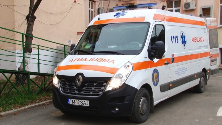 O fetiță de 11 ani a ajuns la spital după ce a fost lovită de mașină