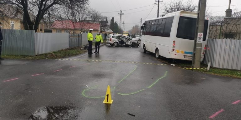 Microbuz cu cinci călători implicat într-un accident. Două persoane au rămas încarcerate