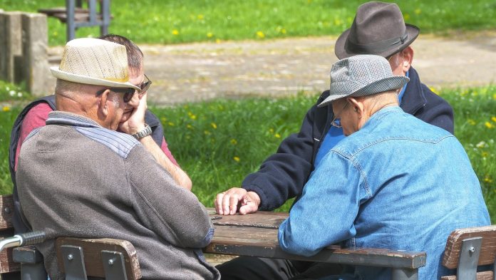 pensioners_3347948_1280_27300800