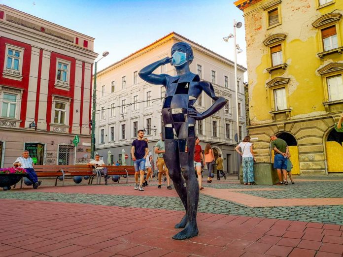 piata-libertatii-copil-statuie-telefon-masca-aous-oameni-1