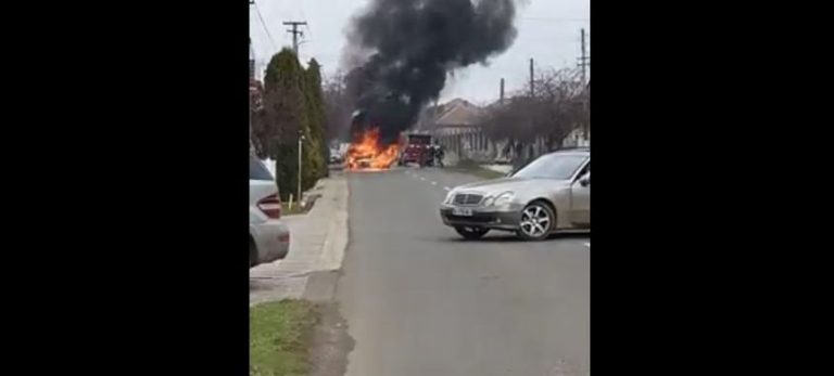 Maşină cuprinsă de flăcări, la Arad. Incendiul nu s-a soldat cu victime VIDEO