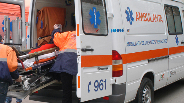 Ambulanță, implicată într-un grav accident