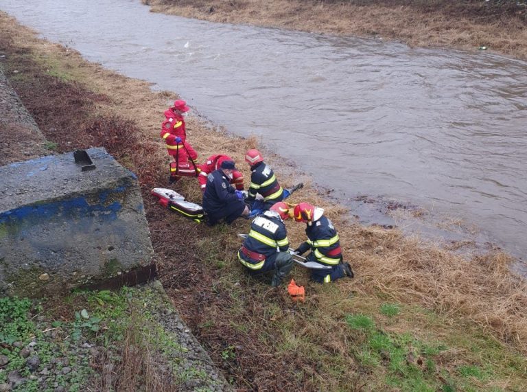 Un bărbat, găsit mort de pompieri, în apele Bârzavei
