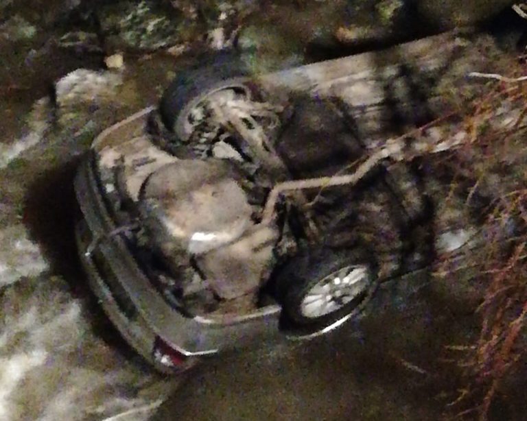 O mașină s-a răsturnat în albia unui râu din Banat