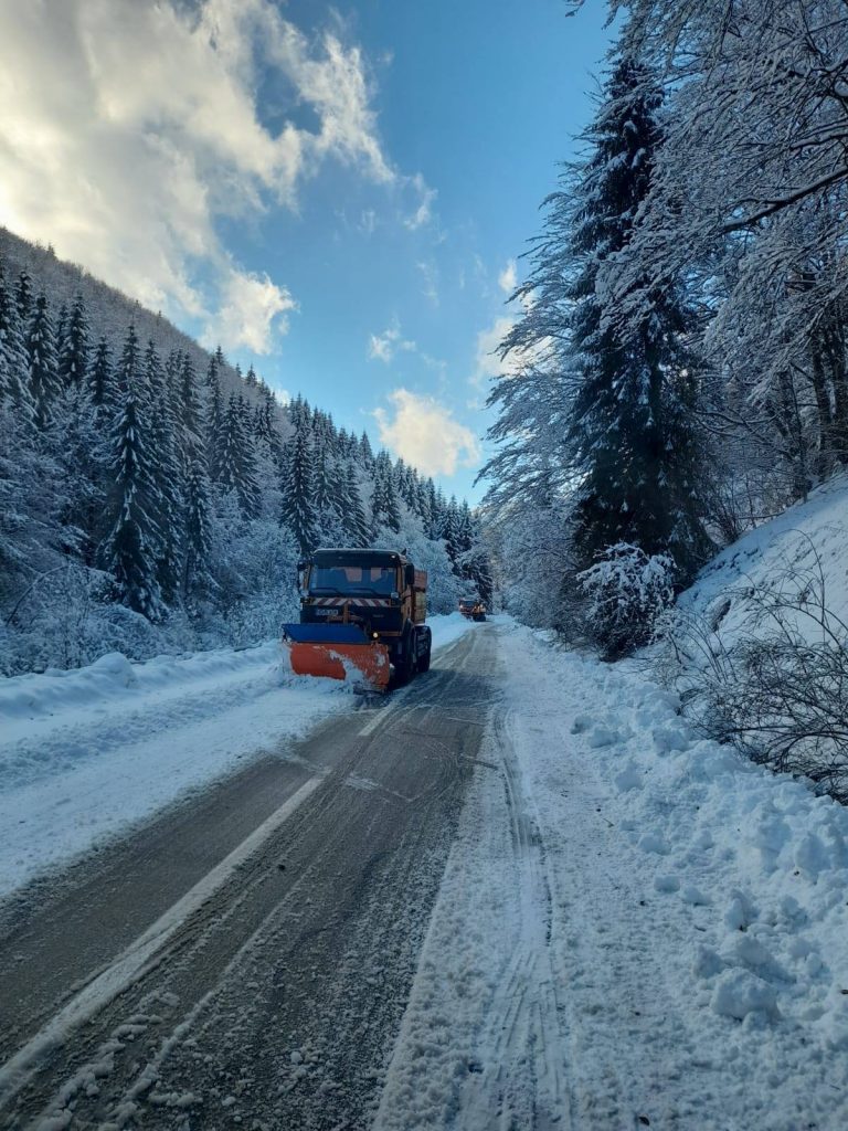 Atenție, la drum! Va ninge în Munții Banatului