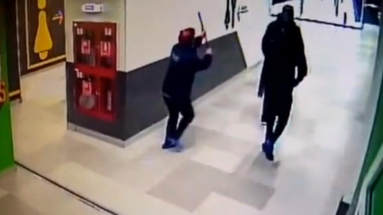 O femeie, la un pas să fie violată într-un Mall. Violatorul a fost pus pe fugă de femeia de serviciu din incintă VIDEO