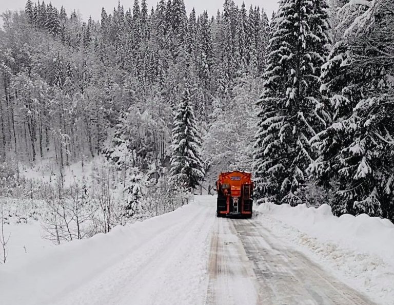 A nins în vestul țării, utilajele de deszăpezire au ieșit pe șosele