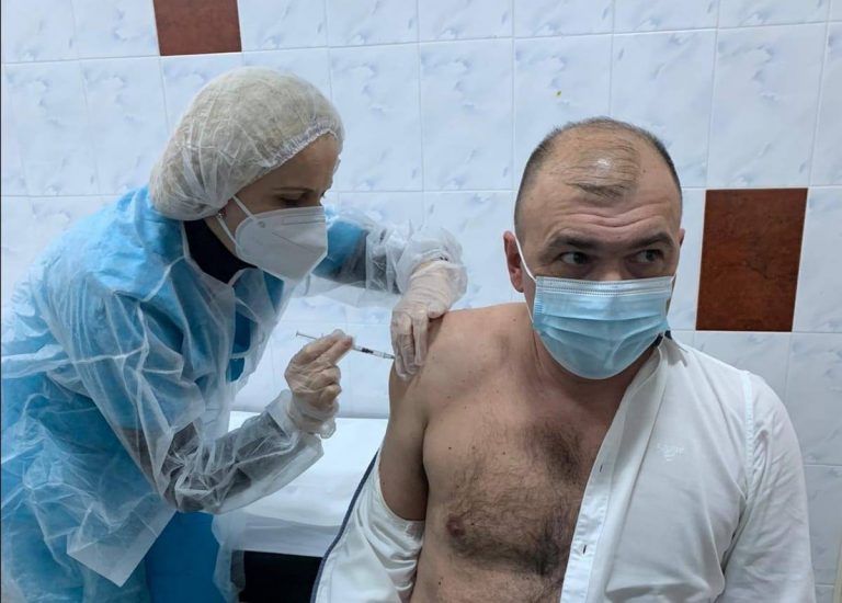 Primarul din Caransebeș s-a vaccinat anti-COVID, deși nu intra în etapa I