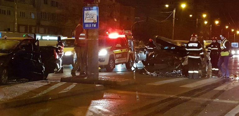 Accident grav, în Timișoara, din cauza unui șofer care a trecut pe roșu FOTO