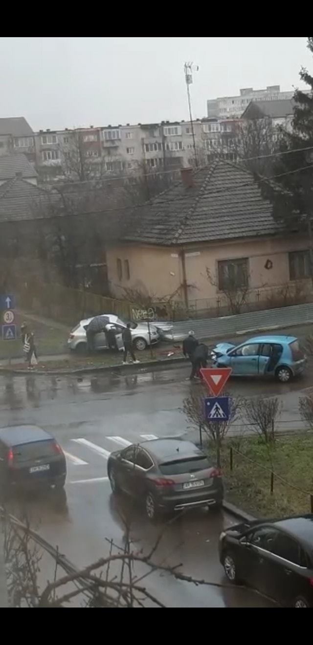 Accident în Timișoara! O mașină a ajuns pe trotuar