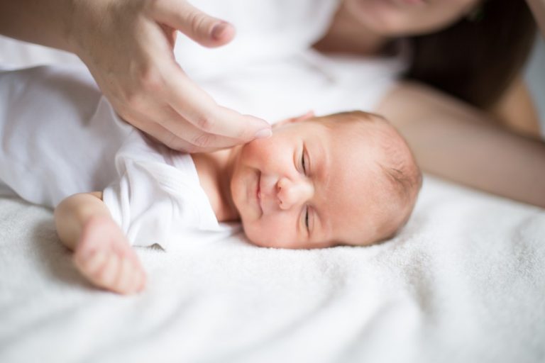 O româncă şi-a abuzat sexual bebeluşul la ordinele unui tânăr elveţian care o plătea