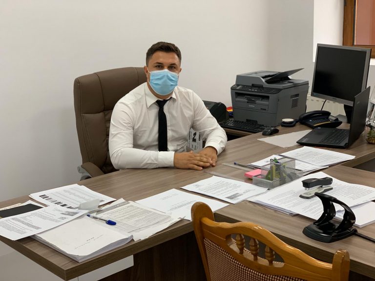 Un primar din Timiș vrea să le pună fiola angajaților pe care îi suspectează că merg la băut în timpul programului