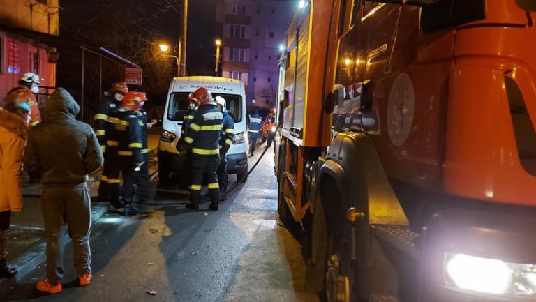 Incendiu violent la bloc. O femeie a decedat și 46 de persoane au fost evacuate