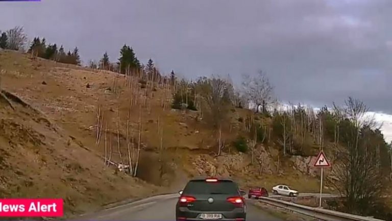Pericol pe șosea! Șofer inconștient filmat făcând manevre interzise VIDEO