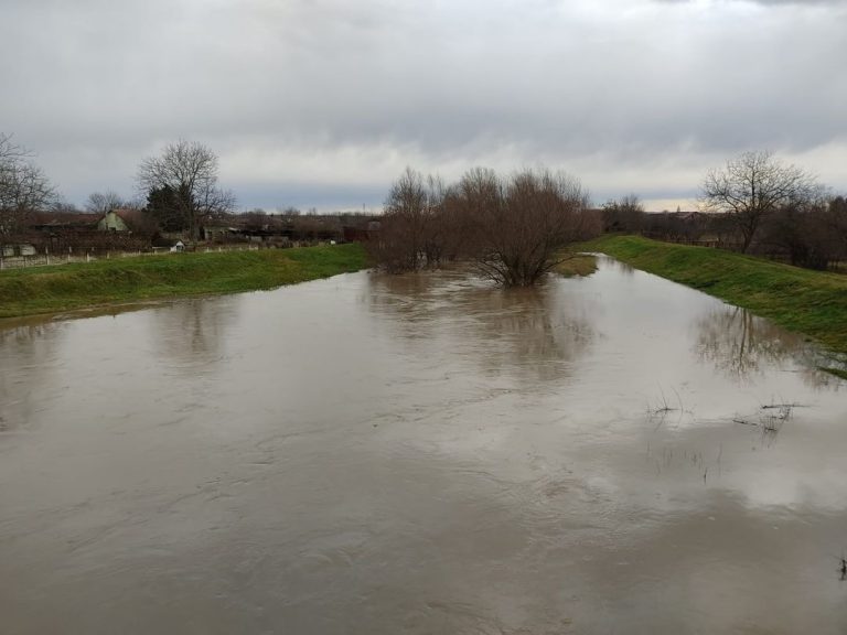 Râul Bârzava rămâne sub cod portocaliu de inundații
