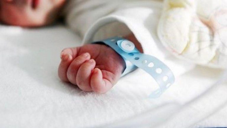 O femeie infectată cu Covid-19 a născut patru bebeluşi sănătoși