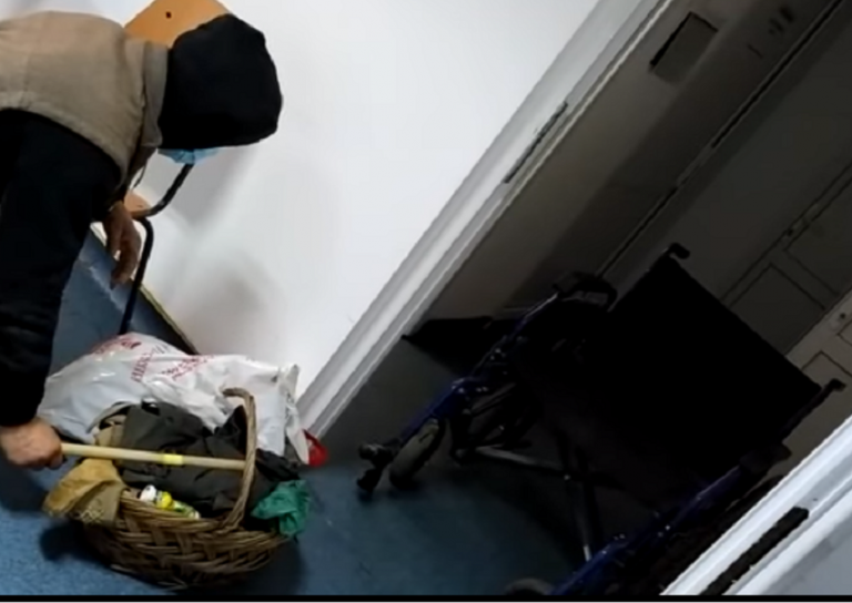Imagini cu un bătrân căzut pe holul unui spital şi cerând ajutor, postate pe Facebook VIDEO