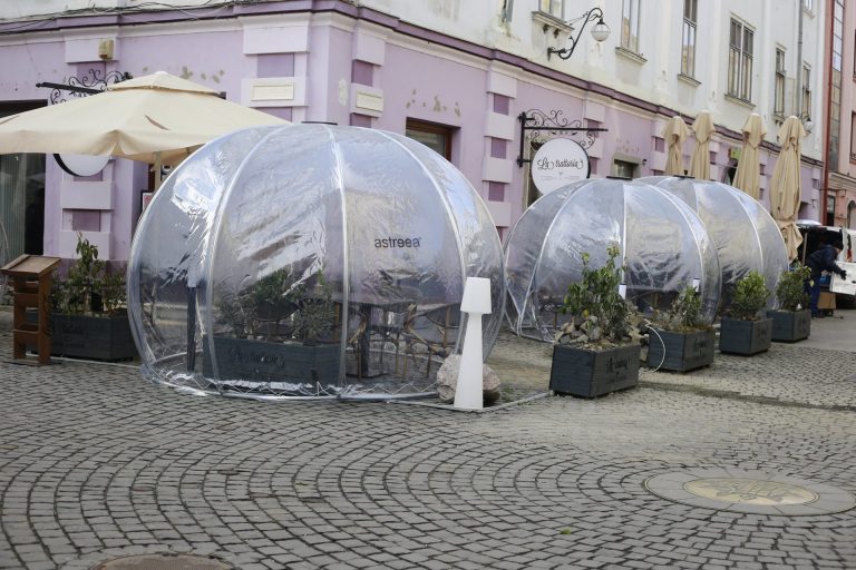 Patroni de restaurante şi baruri din Timişoara, amendaţi pentru igluurile acoperite cu plastic