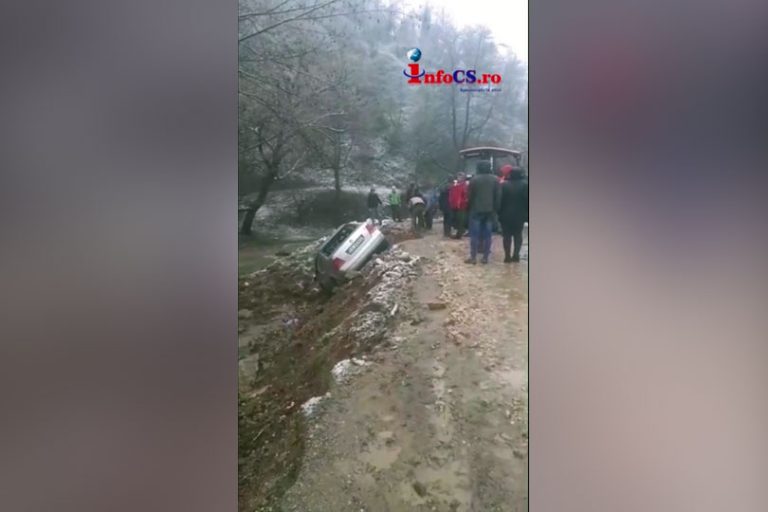 O mașină a ajuns în albia râului în vestul țării. O porțiune de pământ s-a surpat cu tot cu automobil VIDEO