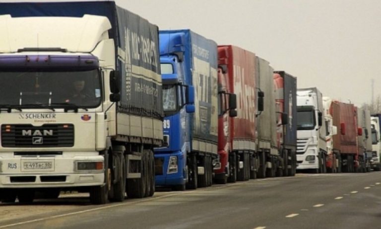 Coloanele de camioane se menţin înainte de frontiera cu Ungaria