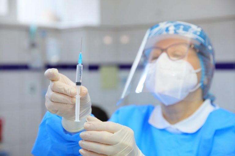 Se mai redeschid școlile? Profesorii au fost amânați de la vaccinare