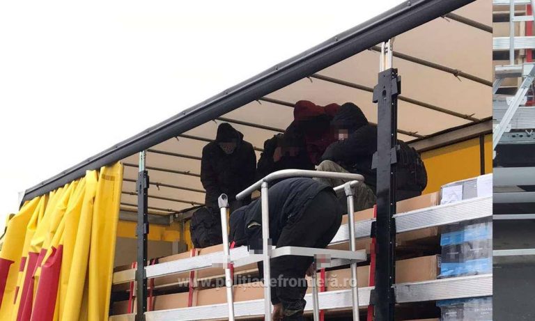 Zeci de migranți, descoperiți în camioane, la granițe. Ce spun șoferii