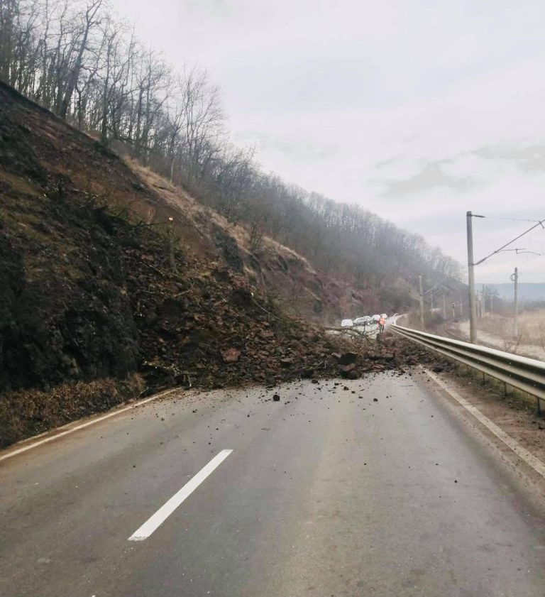 Alunecare de teren în Arad! Un drum național este blocat