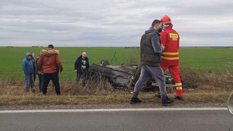 O persoană a murit pe drumul Arad-Timișoara, după ce mașina pe care o conducea s-a răsturnat FOTO