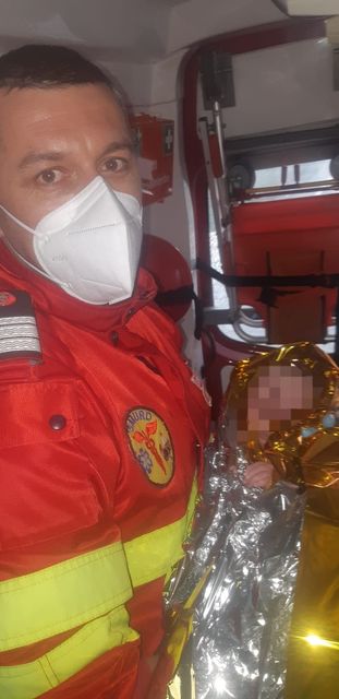 S-a născut în ambulanță cu ajutorul paramedicilor