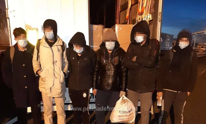 Două camioane care mergeau spre Slovacia și Germania, folosite de migranți pentru a trece granița