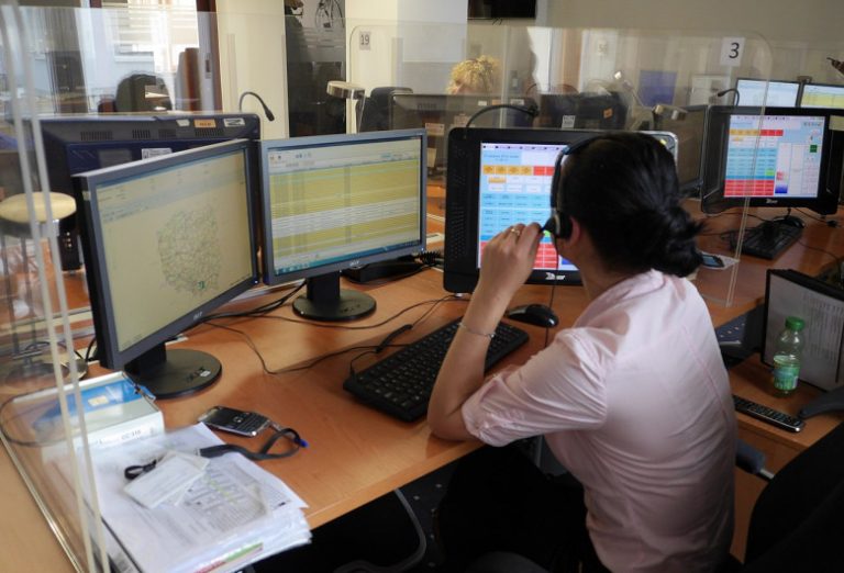 Părinții unui bebeluș, umiliți de dispecerul de la Ambulanță când au cerut ajutor pentru copil